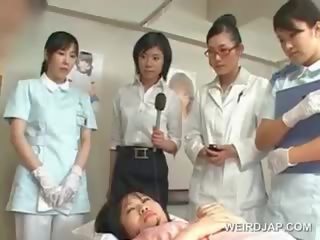 Asia brunette murid wedok blows upslika prick at the rumah sakit