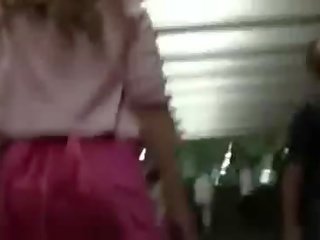 Vyhrnutá sukňa ukradnuté video92