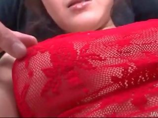 Rui natsukawa v červený dámské spodní prádlo použitý podle tři youths