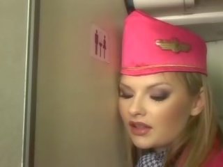 Frumos blonda stewardeza sugand ax onboard
