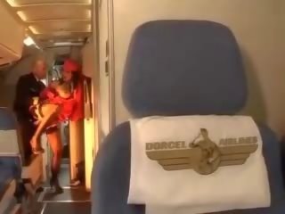 Жорсткий вгору стюардеса їде a пеніс усередині обидва отвори