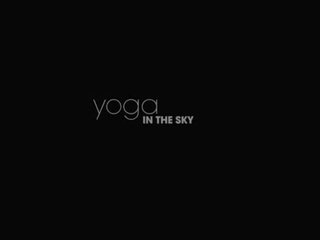 Bukuroshe art yoga në the sky