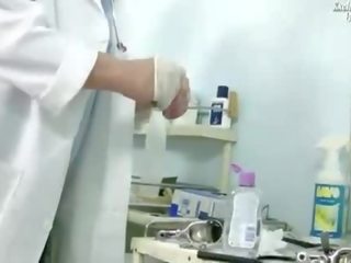 Samaitātas medicīnas studenti vīrietis examining viņa pacients