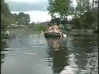 Tre fabulous vajzat lakuriq vajzat në the xhungël në varkë për johnson gjueti