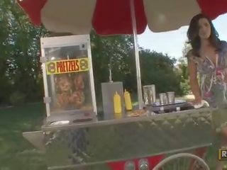 Amateur incroyable enticing brunette diva selling pretzels en la parck