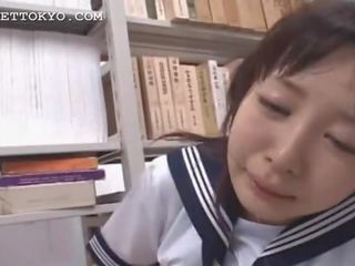Brunett asiatiskapojke mun körd hård i skola bibliotek