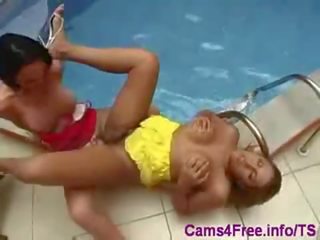 2 excelent tgirls futand fiecare alte la piscină