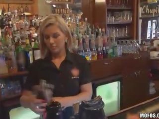 Bartender chupa miembro detrás counter