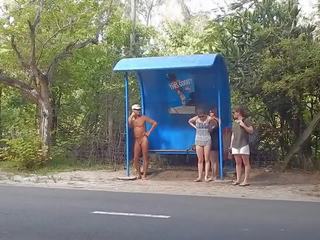 Complètement nu sur la autobus arrêtez femme habillée homme nu