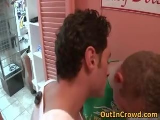 Deux gays avoir certains cochon vidéo en la porter boutique 4 par outincrowd