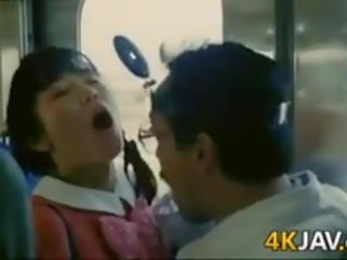 Vajzë merr ledhatim në një treni