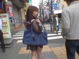 Mikan astonishing asiatiskapojke tonåring åtnjuter offentlig