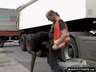 Чорна harlot скаче на full-blown truck водій поза