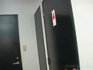 Asia remaja dewi video twat sementara pipis di sebuah toilet
