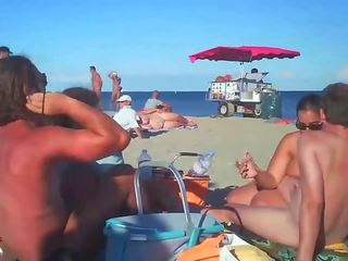 Mamuśka wieje jej swain na nagie plaża przez podglądaczy
