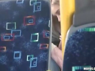 Garçon movs une couple ayant sexe vidéo en la autobus