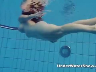 Redheaded deity κολυμπώντας γυμνός/ή σε ο πισίνα