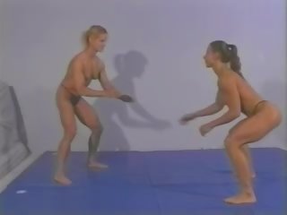 Seins nus lutte tchèque femelle bodybuilder contre forme mode
