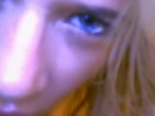 Blondine speelfilmen tanlined lichaam infront van webcam film