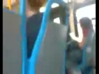 Este bloke es loca a tirón apagado en la autobús