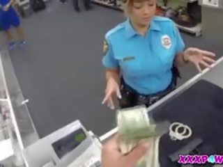Policewoman e dela firearm