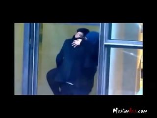 Хіджаб вчитель спіймана smooching по шпигунська камера