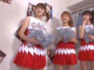 Trzy duży cycki japońskie cheerleaders dzielenie się męskość