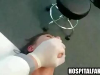 Пациент получава прецака и cummed на от тя медицински мъж
