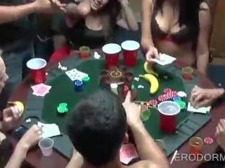 Skitten klipp poker spill ved høyskole internat rom fest
