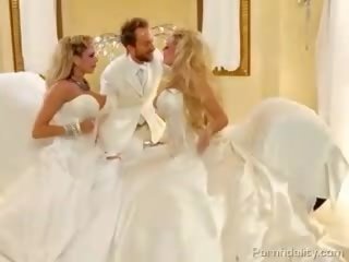 Dva blondies s obrovský baloons v bridal dresses sdílet jeden phallus