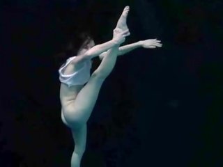 Podwodne giętkie gymnastic