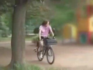 Japonesa sra masturbado mientras cabalgando un specially modified sexo vídeo bike!