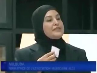 Arab muda perempuan menempatkan kondom dari mulut