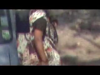 Indien tantes faire urine en plein air caché came vidéo