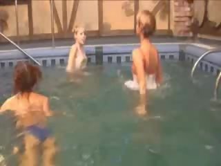 Tre serbo pulcini in il piscina