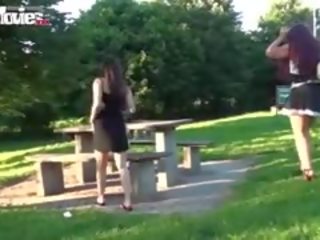 二 女同志 casually 閃光 他們的 的pussies 在 一 公 公園