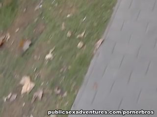 Publique sexe vidéo adventures: naugthy beauté baise dur peter en la parc