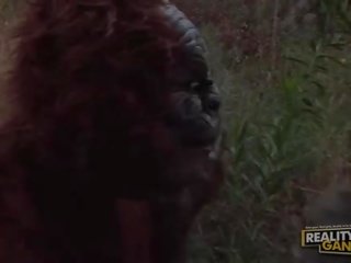 Meraviglioso splendid provocante bionda scorta con grande tette scopata con un gorilla in natura