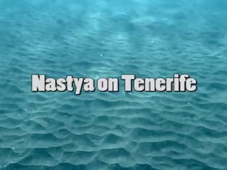Гарненька nastya плавальний оголена в в море