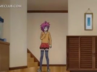 Tenårings anime deity checking henne pupper i den speil