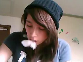 Вебкамера молодий жінка паління bong & cigar.