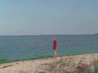 Sjenert naken kjæreste på den strand