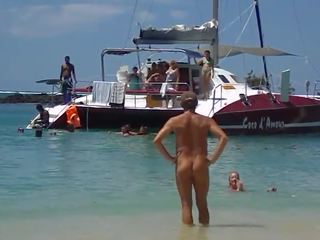 Desnuda en un público playa parte 6