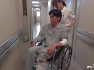 Inviting asijské zdravotní sestra jde šílený