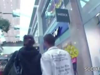युवा चेक टीन गड़बड़ में mall के लिए मनी द्वारा 2 जर्मन youths