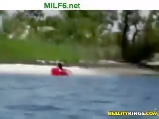 Milfhunter em sua barco em um ensolarado dia com um sensual milf em bo