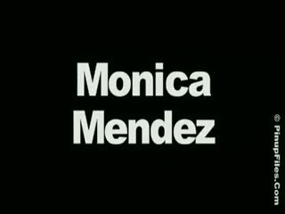 Monica dostane v the mood pro předvečer všech svatých