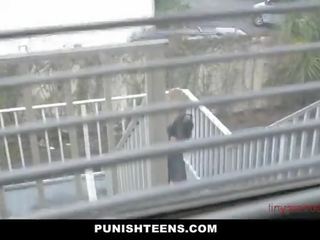 Blond tenåring straffet av gigantisk stikk - tinyteencams.com