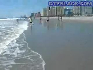 Upřímný non akt puberťáci na pláž