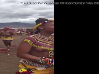 Mamalhuda sul africana meninas singing e a dançar sem camisa